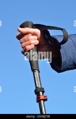 Bracelet sur poteau de trekking. Utilisation incorrecte. Banque D'Images