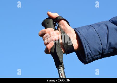 Bracelet sur poteau de trekking. Utilisation incorrecte. Banque D'Images