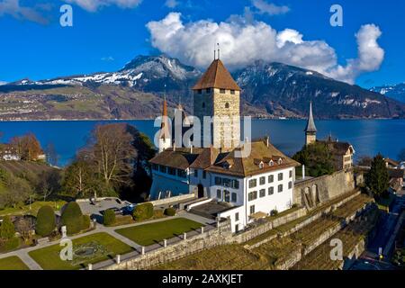 Château de Spiez situé sur une péninsule du lac Thun, Thunersee, Spiez, canton de Berne, Suisse Banque D'Images