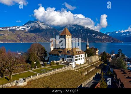 Château de Spiez situé sur une péninsule du lac Thun, Thunersee, Spiez, canton de Berne, Suisse Banque D'Images