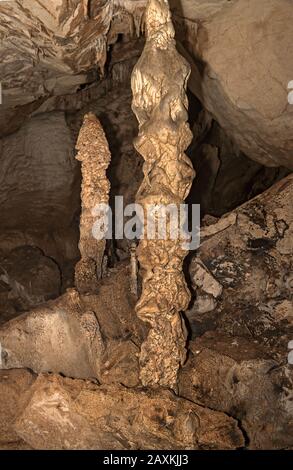 Stalagmites, stalactites et stalagmates, colonnes de pierre goutte dans la chambre du roi de la Grotte du vent, Gunung Mulu Nationalpark, Sarawak, Borneo, Malaisie Banque D'Images