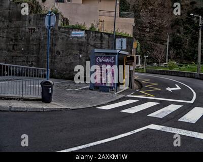 Crosswalk et arrêt de bus pour un voyage indépendant en bus de la vallée du Nun à Funchal, Madère, Portugal, Union européenne Banque D'Images