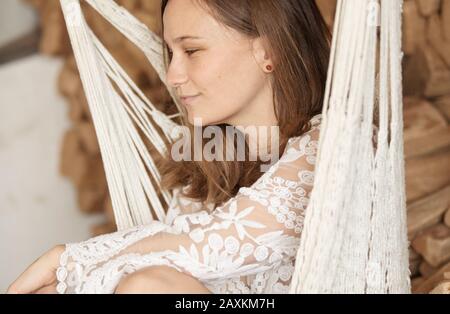 jeune femme assis dans un hamac Banque D'Images