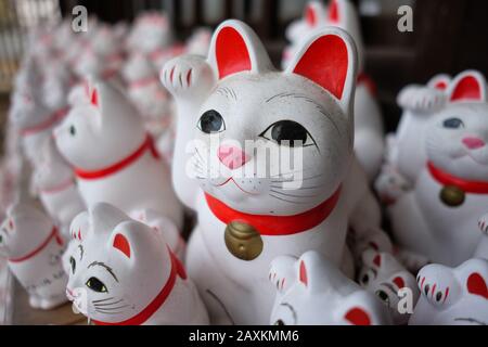 Photo d'un chat japonais chanceux et poussiéreux (Maneki-neko) Banque D'Images