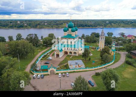 Vue sur la cathédrale de la Résurrection le jour nuageux du mois de juillet (photographie aérienne). Tutaev (Romanov-Borisoglebsk). Région de Yaroslavl, Russie Banque D'Images