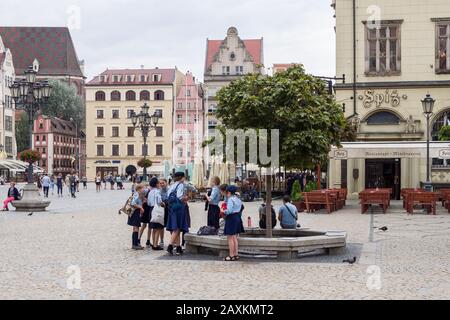 WROCLAW, Pologne - 16 août 2017 : Polish Girl Guides à Rynek Place du marché de Wroclaw Banque D'Images