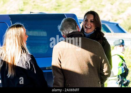 La duchesse de Cambridge étant accueillie par le Seigneur Lieutenant de comté Down, David Lindsay, avec son cadet Sophie Ayres à l'Ark Open Farm, à Newtownards, près de Belfast, où elle rencontre les parents et les grands-parents pour discuter de leurs expériences de élever de jeunes enfants pour son enquête de la petite enfance. Photo PA. Date De L'Image: Mercredi 12 Janvier 2020. Voir l'histoire de PA ROYAL Kate. Crédit photo devrait lire: Liam McBurney/PA Wire Banque D'Images