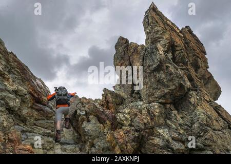 Marchez du Zinal jusqu'au refuge de TraNuit (3256 m), la chaîne comme un arrêt pour passer sur la partie difficile de la voie. Banque D'Images