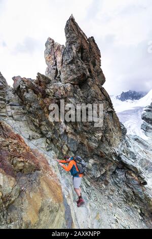 Marchez du Zinal jusqu'au refuge de TraNuit (3256 m), la chaîne comme un arrêt pour passer sur la partie difficile de la voie. Banque D'Images