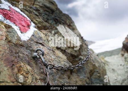 Marchez du Zinal jusqu'au refuge de TraNuit (3256 m), la chaîne comme un arrêt pour passer sur la partie difficile de la voie. Banque D'Images