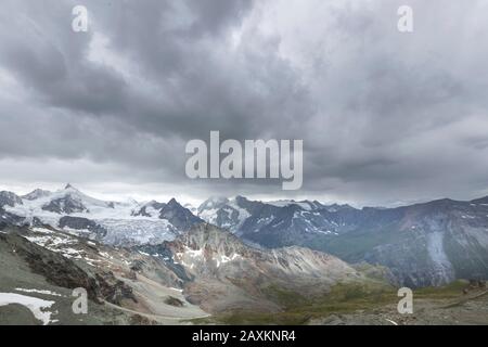 Randonnée de Zinal à la cabane de montagne de TraNuit (3256 m), Banque D'Images