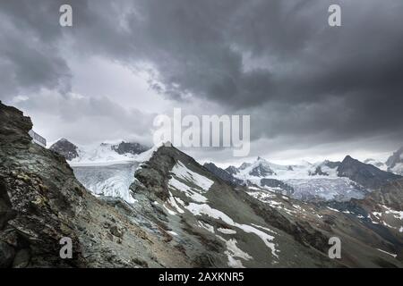 Randonnée de Zinal à la cabane de montagne de TraNuit (3256 m), Banque D'Images