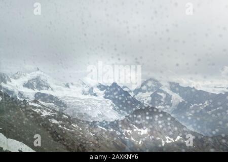 Cabane de montagne de TraNuit (3256 m), salle de déjeuner, vue par fenêtre Banque D'Images