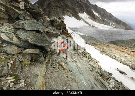 Randonnée de Zinal à la cabane de montagne de TraNuit (3256 m), Banque D'Images