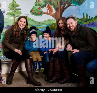 La duchesse de Cambridge (à gauche) rencontre des enfants et des parents locaux à la ferme ouverte Ark, à Newtownards, près de Belfast, où elle a rencontré des parents et des grands-parents pour discuter de leur expérience de la collecte de jeunes enfants pour son enquête sur la petite enfance. Banque D'Images