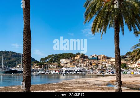 Ville côtière Port de Sóller au nord-ouest de l'île, près d'Alconàsser, Serra de Tramuntana, Majorque, Espagne, Banque D'Images