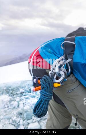 Mountaineer sur le chemin du sommet de Bishorn, grimpant avec ceinture de sécurité Banque D'Images