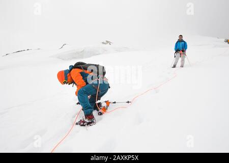 Descente du sommet de Bishorn, alpinistes sur une pente raide Banque D'Images