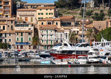 Ville côtière Port de Sóller au nord-ouest de l'île, près d'Alconàsser, Serra de Tramuntana, Majorque, Espagne, Banque D'Images