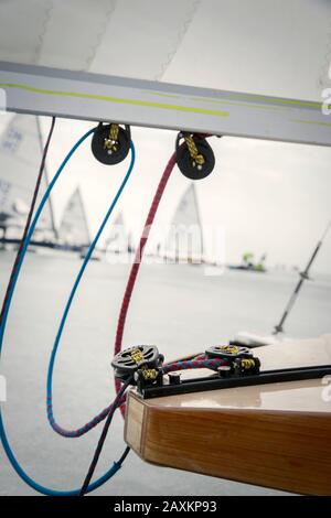 Championnat européen de voile sur le lac Balaton en Hongrie, les participants préparent les marins de glace pour la régate le matin. Feuille principale à co Banque D'Images