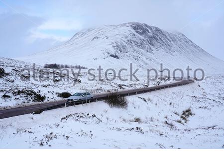 Glencoe, Écosse, Royaume-Uni. 12 février 2020. De fortes chutes de neige dans les Highlands écossais, l'A82 à Rannoch Moor et Glencoe ont vu ici être gravement touchés. Crédit: Craig Brown/Alay Live News Banque D'Images