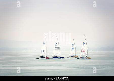 Championnat européen de voile sur le lac Balaton en Hongrie, participant à la régate au vent à pleine vitesse au milieu du lac Balaton. Banque D'Images