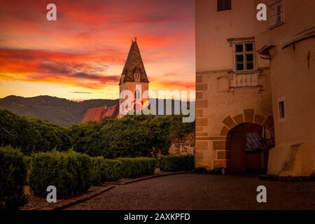 Église du village de Spitz sur le Danube. Vallée de Wachau, Autriche. Banque D'Images