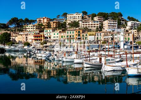 Ville côtière Port de Sóller au nord-ouest de l'île, près d'Alconàsser, Serra de Tramuntana, Majorque, Espagne, Banque D'Images