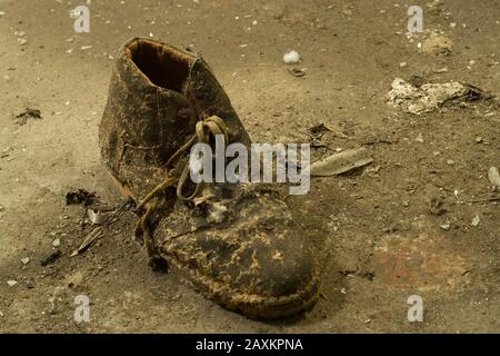 Gros plan d'une ancienne chaussure sale usée le sol Banque D'Images