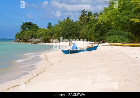 Pêcheur à son bateau de pêche, plage sur Cebu, Philippines Banque D'Images