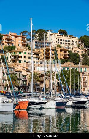 Ville côtière Port de Sóller au nord-ouest de l'île, près d'Alconàsser, Serra de Tramuntana, Majorque, Espagne, Banque D'Images