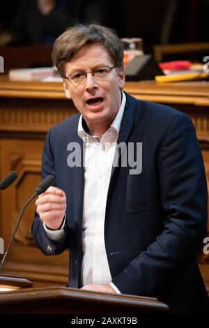 Hambourg, Allemagne. 12 février 2020. Dirk Kienscherf, chef du parti parlementaire du SPD à Hambourg, parle dans l'heure actuelle lors de la dernière réunion des citoyens avant les élections. Le 23 février, des élections auront lieu à Hambourg. Crédit: Christian Charisius/Dpa/Alay Live News Banque D'Images