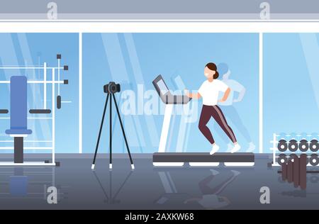 femme blogger courir sur tapis roulant enregistrer la vidéo avec appareil photo sur trépied réseau social blogging sain style de vie concept moderne salle de gym intérieur pleine longueur horizontale vecteur illustration Illustration de Vecteur