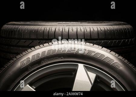 Krasnoyarsk, Russie, 12 février 2020 : pneus Bridgestone, logo de gros plan sur le flanc, Fn noir, et une belle éruption Banque D'Images