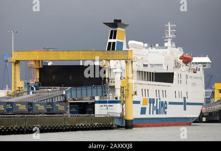 Rostock, Allemagne. 12 février 2020. Dans le port maritime de Rostock, le navire « Tom Sawyer » de la compagnie de navigation TT-Line est amarré dans le port de ferry. Les ferries TT-Line effectuent la liaison entre Rostock et Trelleborg (Suède). Crédit: Bernd Wüstneck/Dpa-Zentralbild/Dpa/Alay Live News Banque D'Images