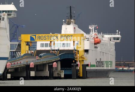 Rostock, Allemagne. 12 février 2020. Le bateau « Berlin » appartenant à la compagnie de navigation Scandlines est amarré dans le port maritime de Rostock dans le port de ferry. Les ferries de Scandlines effectuent la liaison entre Rostock et Gedser (Danemark). Crédit: Bernd Wüstneck/Dpa-Zentralbild/Dpa/Alay Live News Banque D'Images