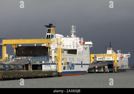 Rostock, Allemagne. 12 février 2020. Les navires 'Tom Sawyer' (l) appartenant à TT-Line et 'Berlin' (r) appartenant à Scandlines sont amarrés dans le port maritime de Rostock. Les ferries TT-Line effectuent la liaison entre Rostock et Trelleborg (Suède), les ferries de Scandlines à Gedser (Danemark). Crédit: Bernd Wüstneck/Dpa-Zentralbild/Dpa/Alay Live News Banque D'Images