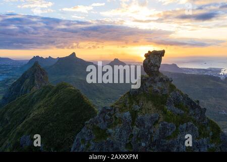 Coucher de soleil sur le Pouce et Pieter Les deux sommets de montagne, vue aérienne, Moka Range, Port Louis, Maurice Banque D'Images