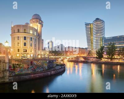 Observatoire D'Urania, Tour Uniqua, Canal Du Danube, 1ère Arrondissement Innere Stadt, Vienne, Autriche Banque D'Images