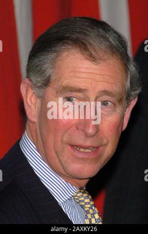 Le Prince Charles quitte le Goldsmith's Hall dans la ville de Londres, le jour où Clarence House annonce que le Prince de Galles et Mme Parker Bowles se marieront lors d'une cérémonie civile le vendredi 8 avril au château de Windsor. Le mariage sera suivi d'un service de prière et de dévouement à la chapelle Saint-Georges, à laquelle présidera l'archevêque de Canterbury. Banque D'Images