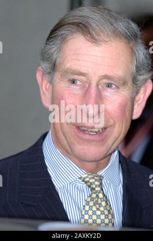 Le Prince Charles quitte le Goldsmith's Hall dans la ville de Londres, le jour où Clarence House annonce que le Prince de Galles et Mme Parker Bowles se marieront lors d'une cérémonie civile le vendredi 8 avril au château de Windsor. Le mariage sera suivi d'un service de prière et de dévouement à la chapelle Saint-Georges, à laquelle présidera l'archevêque de Canterbury. Banque D'Images