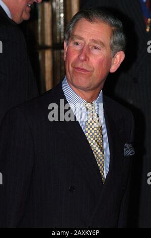 Le Prince Charles quitte le Goldsmith's Hall dans la ville de Londres, le jour où Clarence House annonce que le Prince de Galles et Mme Parker Bowles se marieront lors d'une cérémonie civile le vendredi 8 avril au château de Windsor. Le mariage sera suivi d'un service de prière et de dévouement à la chapelle Saint-Georges, à laquelle présidera l'archevêque de Canterbury. Banque D'Images