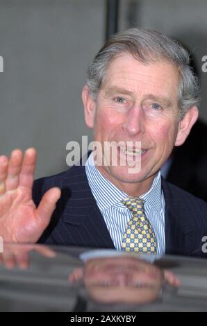 Le Prince Charles quitte le Goldsmith's Hall dans la ville de Londres, le jour où Clarence House annonce que le Prince de Galles et Mme Parker Bowles se marieront lors d'une cérémonie civile le vendredi 8 avril au château de Windsor. Le mariage sera suivi d'un service de prière et de dévouement à la chapelle Saint-Georges, à laquelle présidera l'archevêque de Canterbury. Banque D'Images