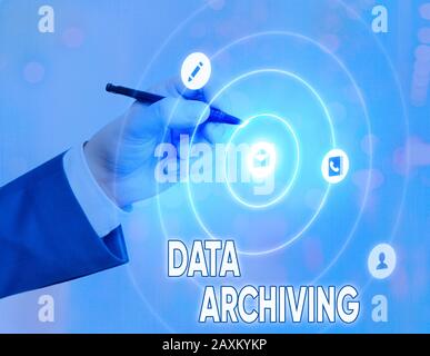 Écriture manuelle conceptuelle montrant l'archivage des données. Concept signifiant sécuriser et stocker des données pour une rétention à long terme Banque D'Images