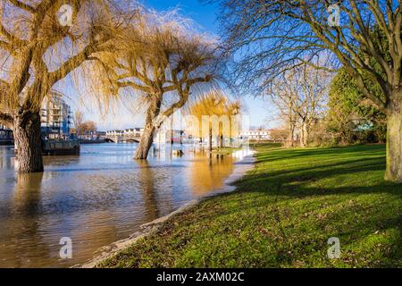 La rivière Nene en crue dans le centre de Peterborough, Cambridgeshire, en décembre 2019 Banque D'Images