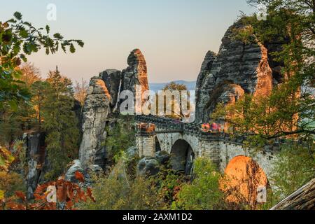 Vue sur le pont de Bastei en Suisse saxonne. Bâtiments historiques dans le Parc National de l'UNESCO Saxe. Dans la soirée de l'humeur d'automne avec sentier Banque D'Images