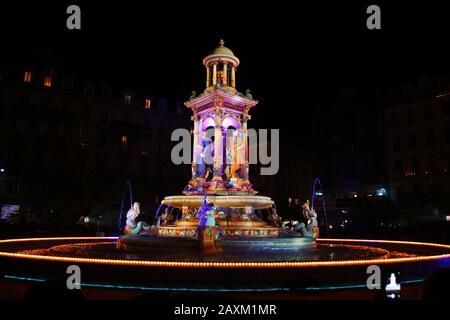 Les lumières sur la fontaine du Jacobin Banque D'Images