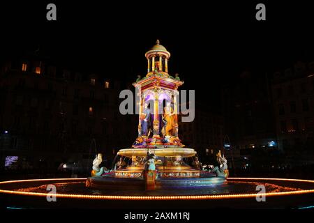 Les lumières sur la fontaine du Jacobin Banque D'Images