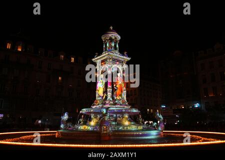 Les lumières sur la fontaine du Jacobin Banque D'Images