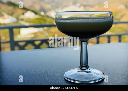 Prenez ce verre dans un hôtel ou sur le balcon de votre maison pendant que vous vous détendez. Vous pouvez également le prendre dans un restaurant et célébrer un événement. Banque D'Images